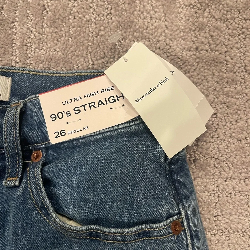 NWT Abercrombie & Fitch 90’s Straight Ultra High Rise, Med Raw Hem, 26 Regular